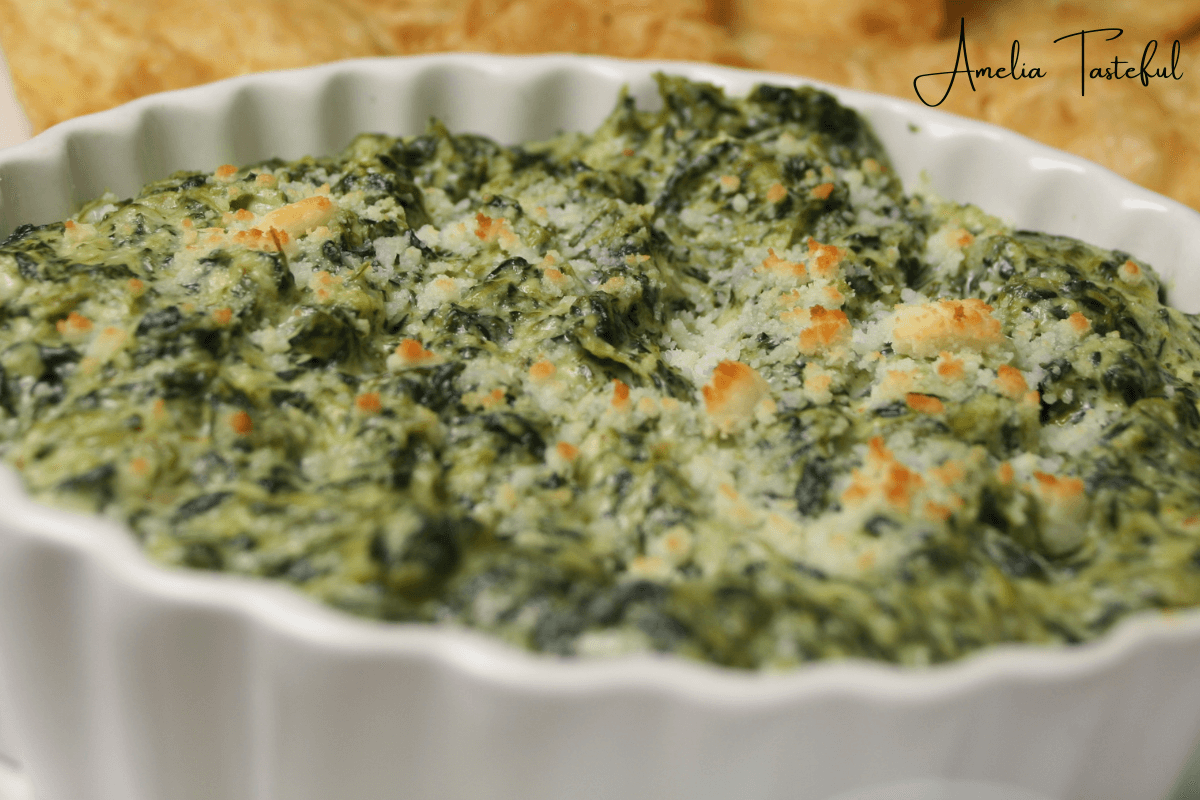 A vibrant platter of Knorr Spinach Dip surrounded by assorted dippers.